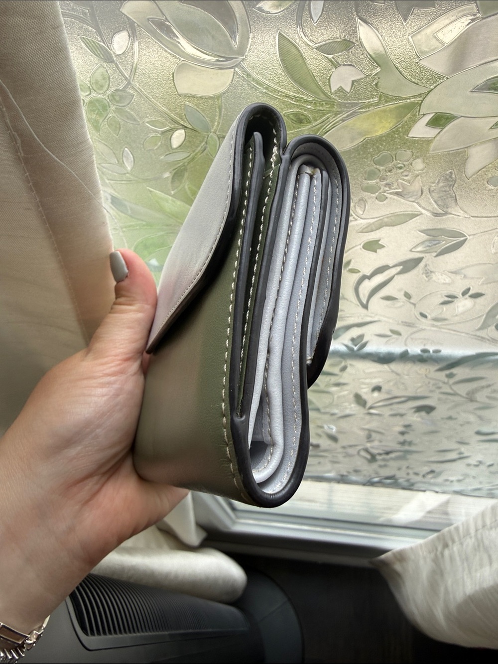 CHLOÉ Small Tri-Color C Wallet in Baby Blueish Gray, Tan & Olive Green - Picture 4 of 10